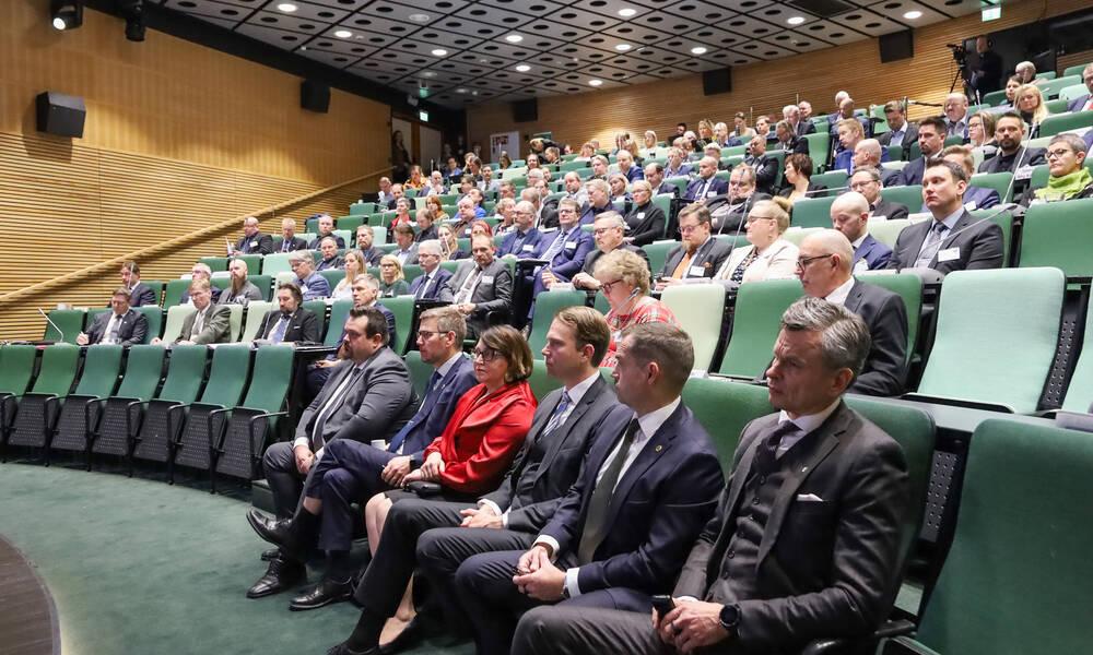 Eturivissä vasemmalta Antti Kangas, Eerikki Viljanen, Kati Partanen, Ilkka Pohjamo, Tero Hemmilä ja Juha Junnila